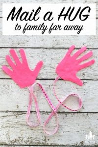 https://wunder-mom.com/mail-hug-handprint-craft/