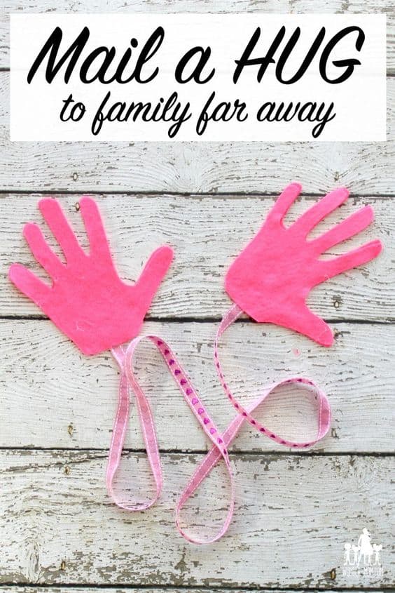 https://wunder-mom.com/mail-hug-handprint-craft/